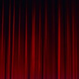 Leeg theaterpodium met rode gordijnen en felle schijnwerpers voor een talentenshow