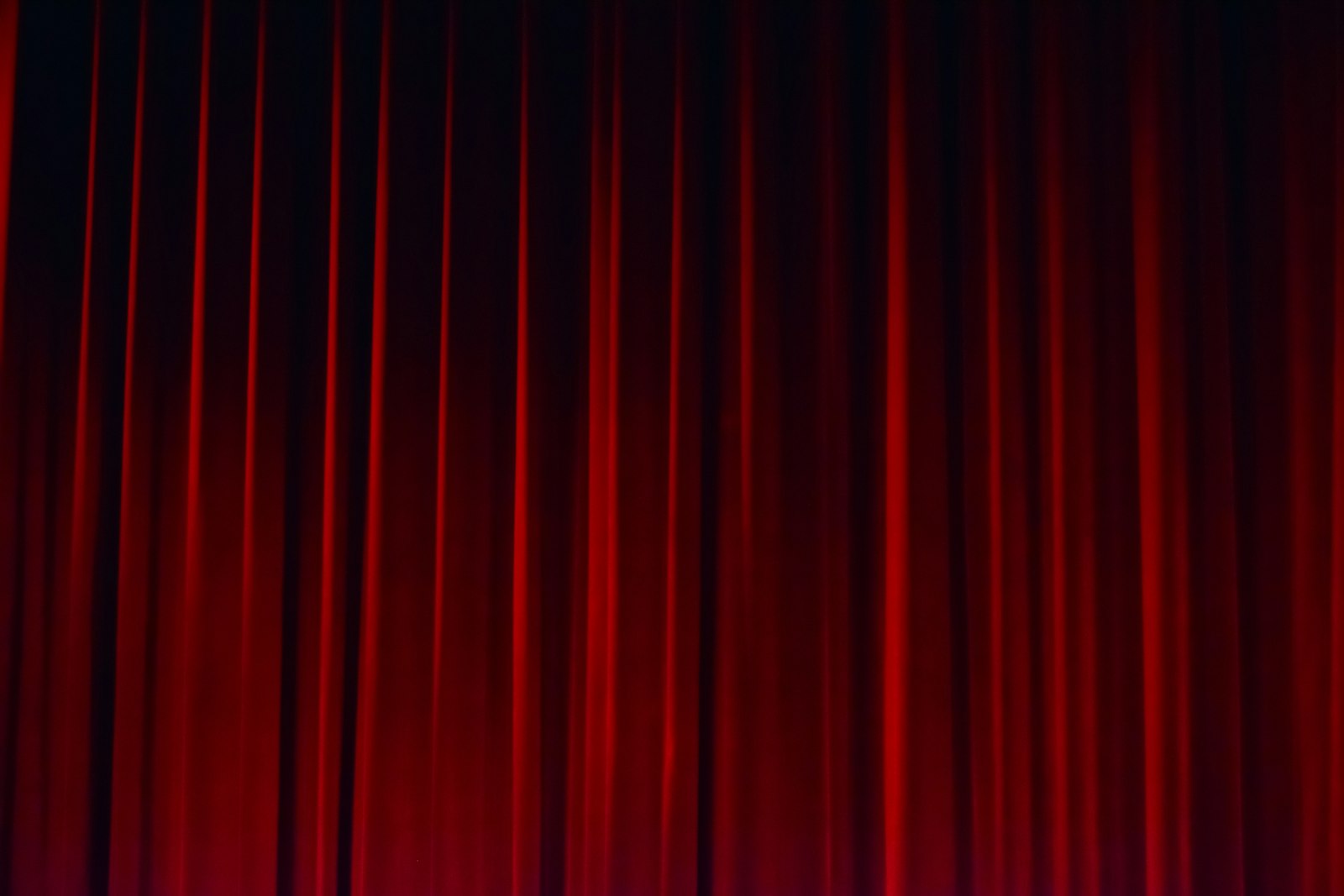 Leeg theaterpodium met rode gordijnen en felle schijnwerpers voor een talentenshow