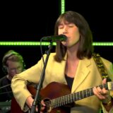 MEAU speelt akoestische gitaar en zingt Dat heb jij gedaan in de 3FM Live Box
