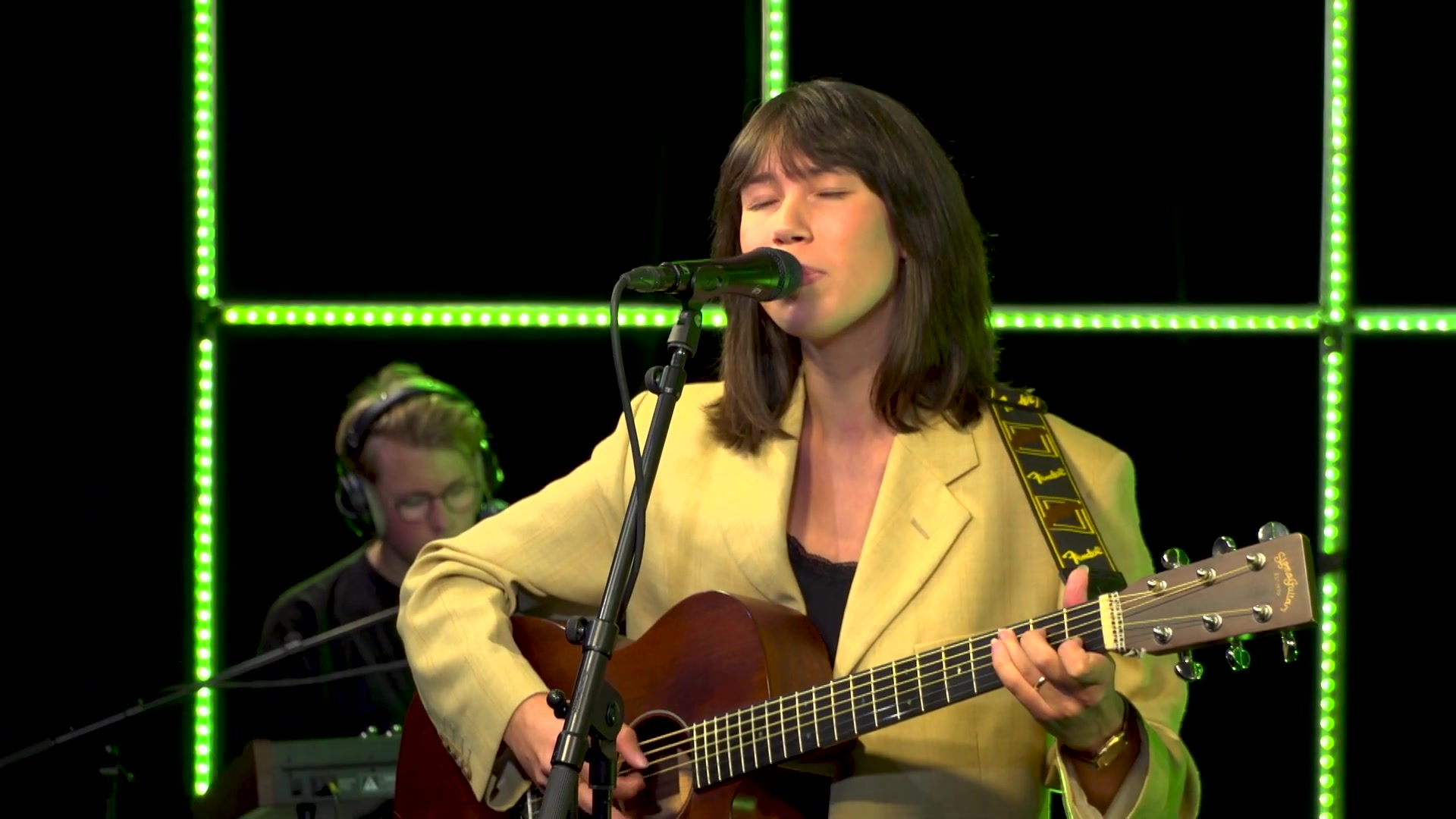MEAU speelt akoestische gitaar en zingt Dat heb jij gedaan in de 3FM Live Box