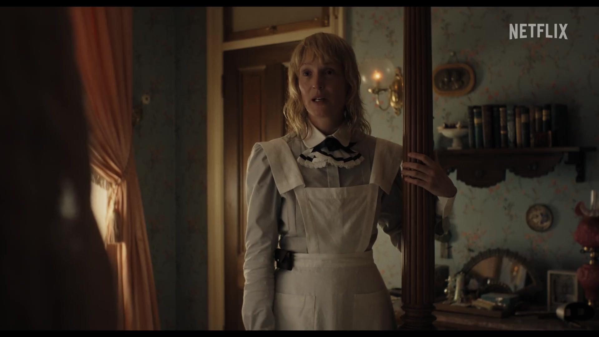Scene uit de Netflix-serie Monster: The Lizzie Borden Story in het victoriaanse huis in Fall River