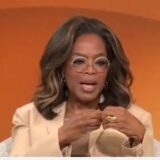 Oprah Winfrey vertelt enthousiast in een tv-studio