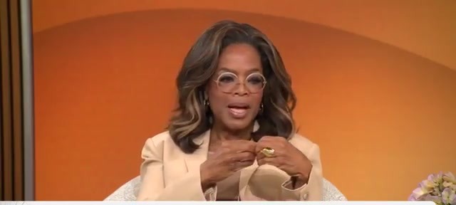 Oprah Winfrey vertelt enthousiast in een tv-studio