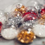 Kerstdecoratie in rood, goud en zilver
