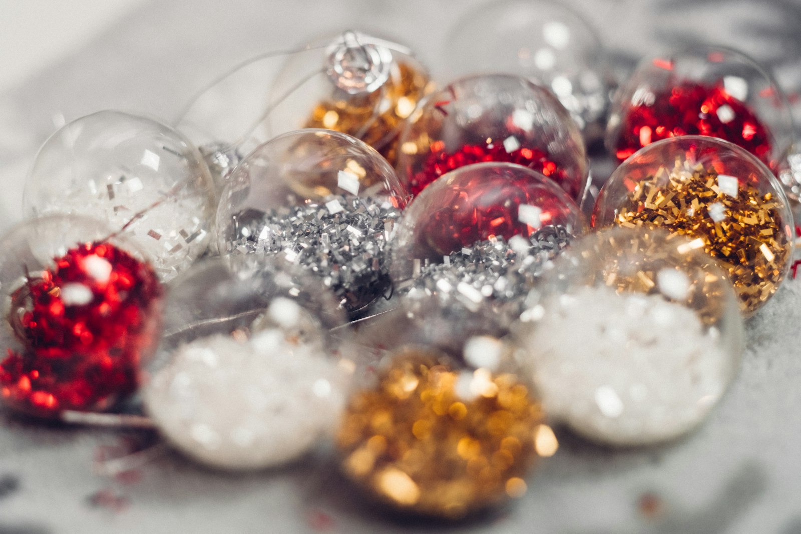 Kerstdecoratie in rood, goud en zilver