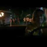 Rhea Seehorn als Carol Sturka achter het stuur in de trailer van Pluribus