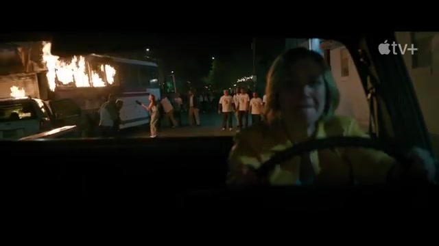 Rhea Seehorn als Carol Sturka achter het stuur in de trailer van Pluribus