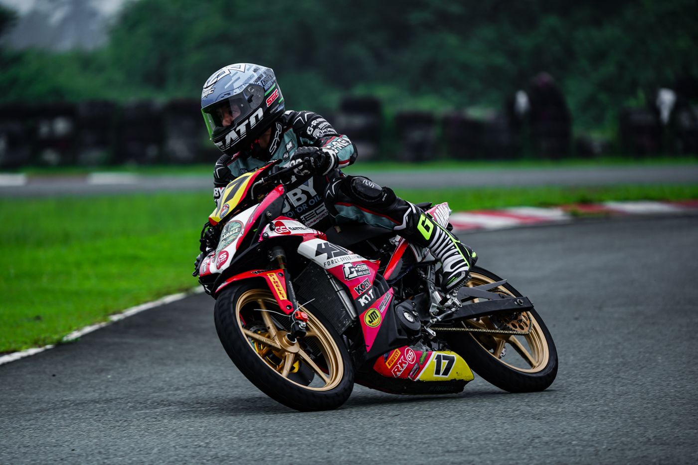 Motorcoureur hangt in een bocht op een nat circuit