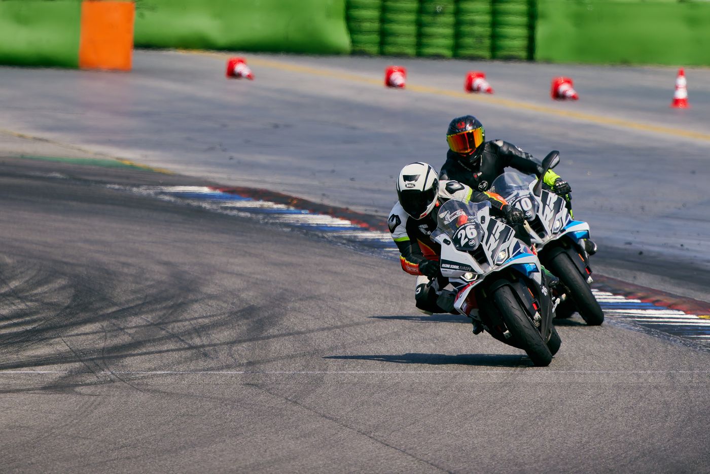 Motorrijders in een bocht tijdens een race op het circuit van Hockenheim