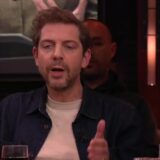 Ramsey Nasr aan tafel als gast in een Nederlandse talkshow