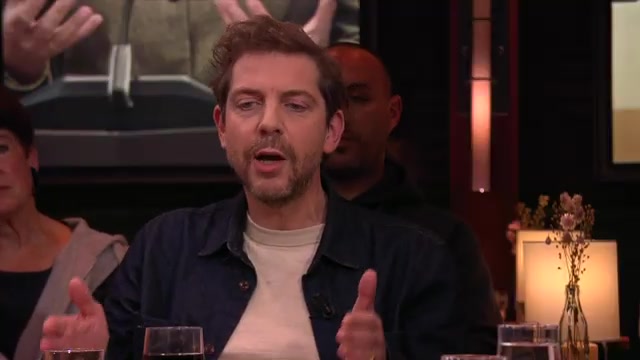 Ramsey Nasr aan tafel als gast in een Nederlandse talkshow