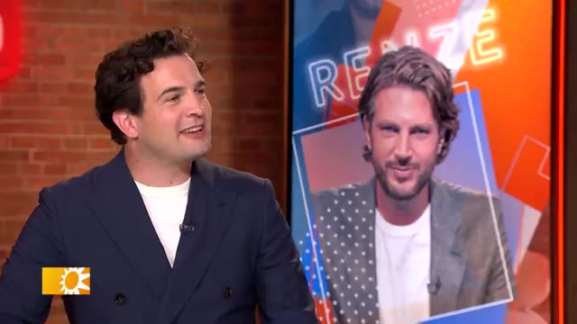 Presentator Renze Klamer in beeld tijdens een televisie-item over zijn talkshow