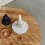 Salontafel met kaars en vaas in een sfeervolle woonkamer