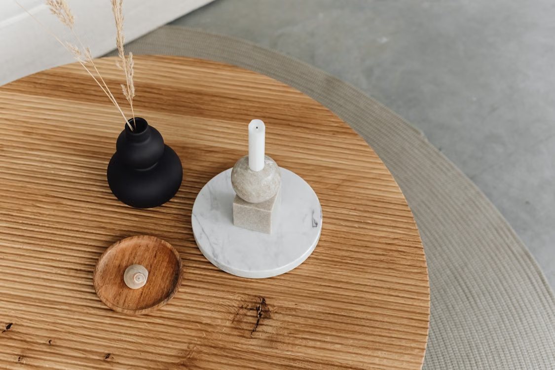 Salontafel met kaars en vaas in een sfeervolle woonkamer
