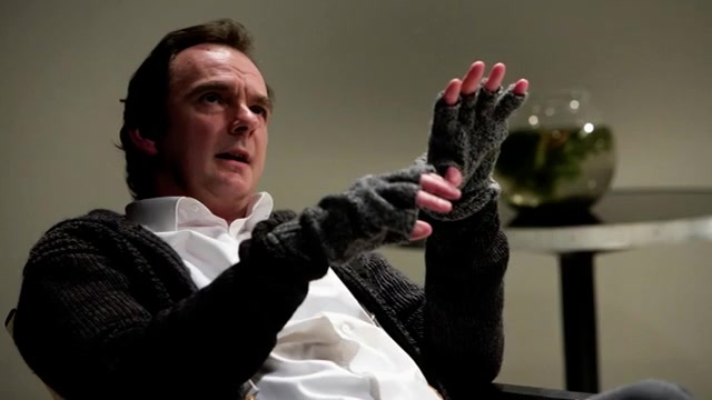 Acteur Stefan de Walle in gesprek tijdens een repetitie bij het theater