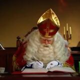 Sinterklaas schrijft in het grote boek, zoals in Het Sinterklaasjournaal