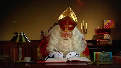 Sinterklaas schrijft in het grote boek, zoals in Het Sinterklaasjournaal