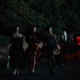 De drie originele Sugababes lopen 's avonds over straat in de clip van Ghost