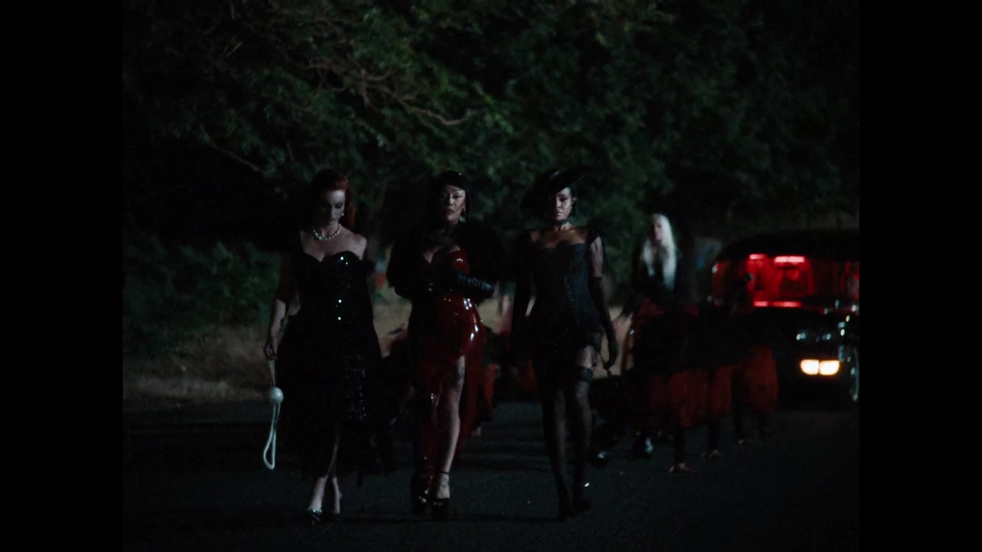 De drie originele Sugababes lopen 's avonds over straat in de clip van Ghost