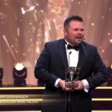 Thomas van Groningen met de Televizier-Ring Talent in zijn handen op het podium
