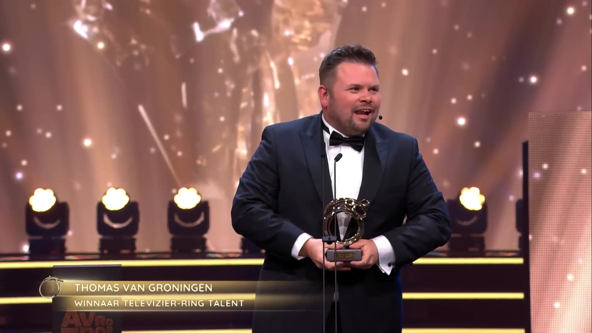Thomas van Groningen met de Televizier-Ring Talent in zijn handen op het podium