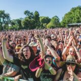 Publiek voor een groot openluchtpodium op een zomers festival