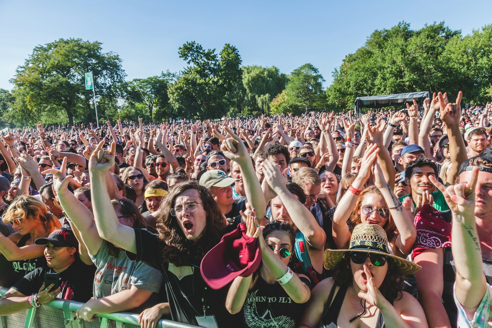 Publiek voor een groot openluchtpodium op een zomers festival