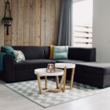 Woonkamer met een ruime bank