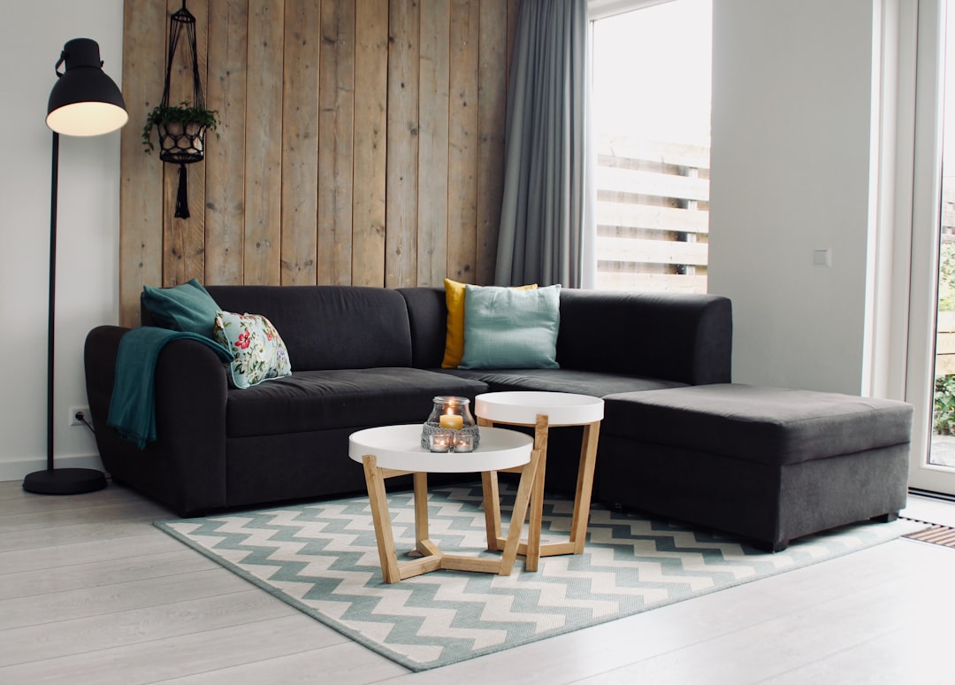 Woonkamer met een ruime bank