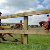 Ruiter te paard in het Engelse heuvellandschap, de sport waarin Davina Sheffield uitblonk