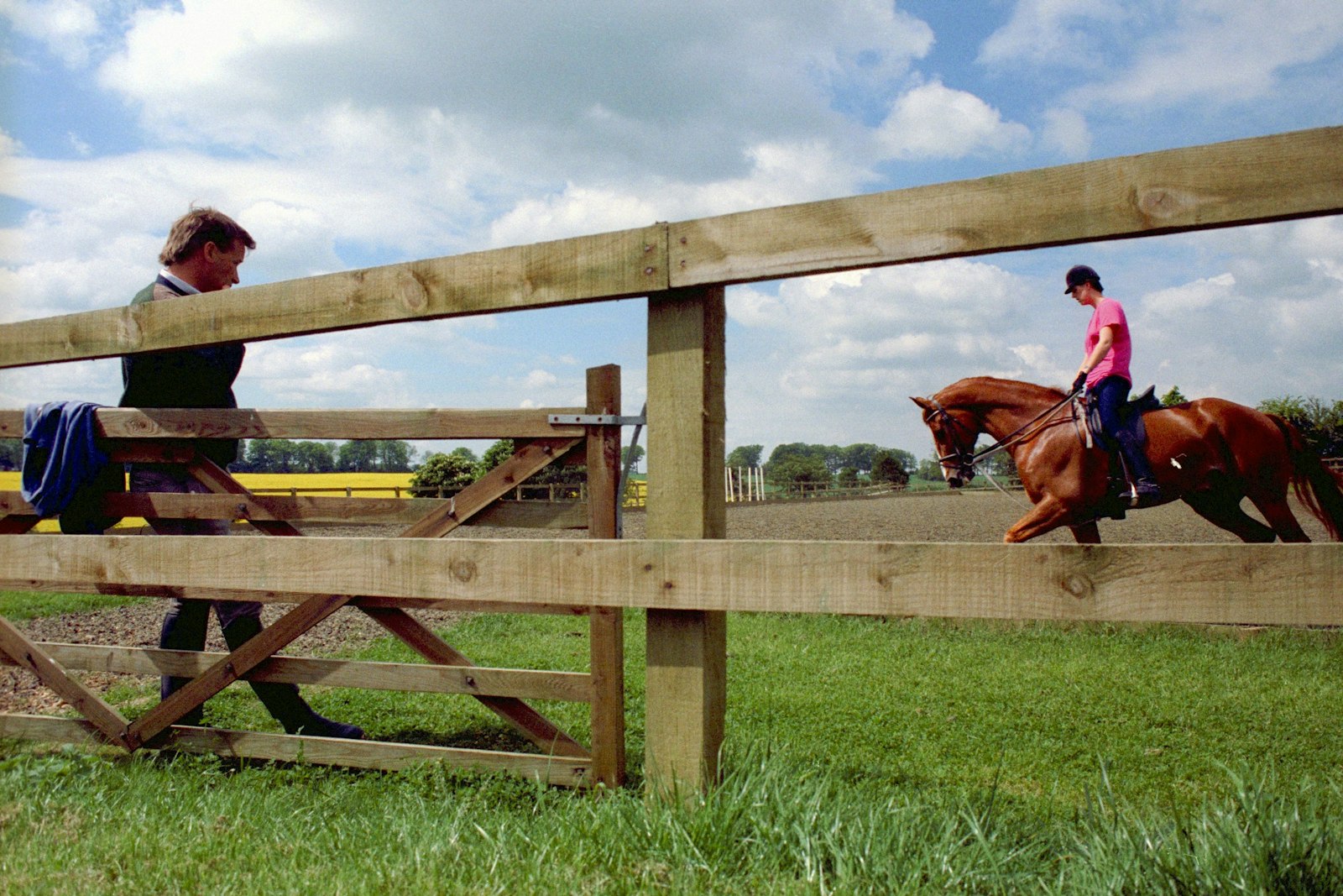 Ruiter te paard in het Engelse heuvellandschap, de sport waarin Davina Sheffield uitblonk