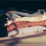Stapel opgevouwen wollen truien