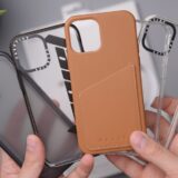 Telefoon met hoesje in de hand
