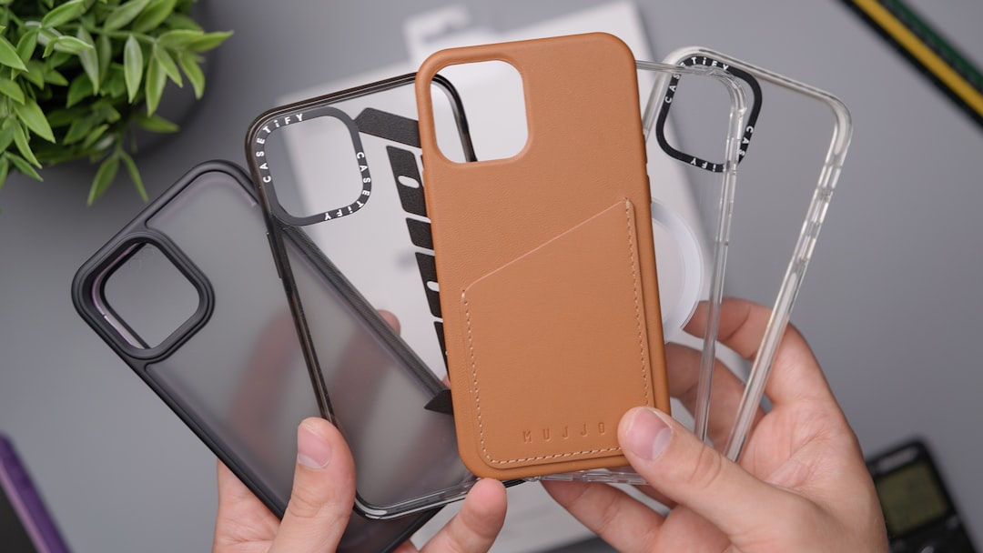 Telefoon met hoesje in de hand