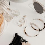 Zonnebril, oorbellen en andere accessoires op tafel