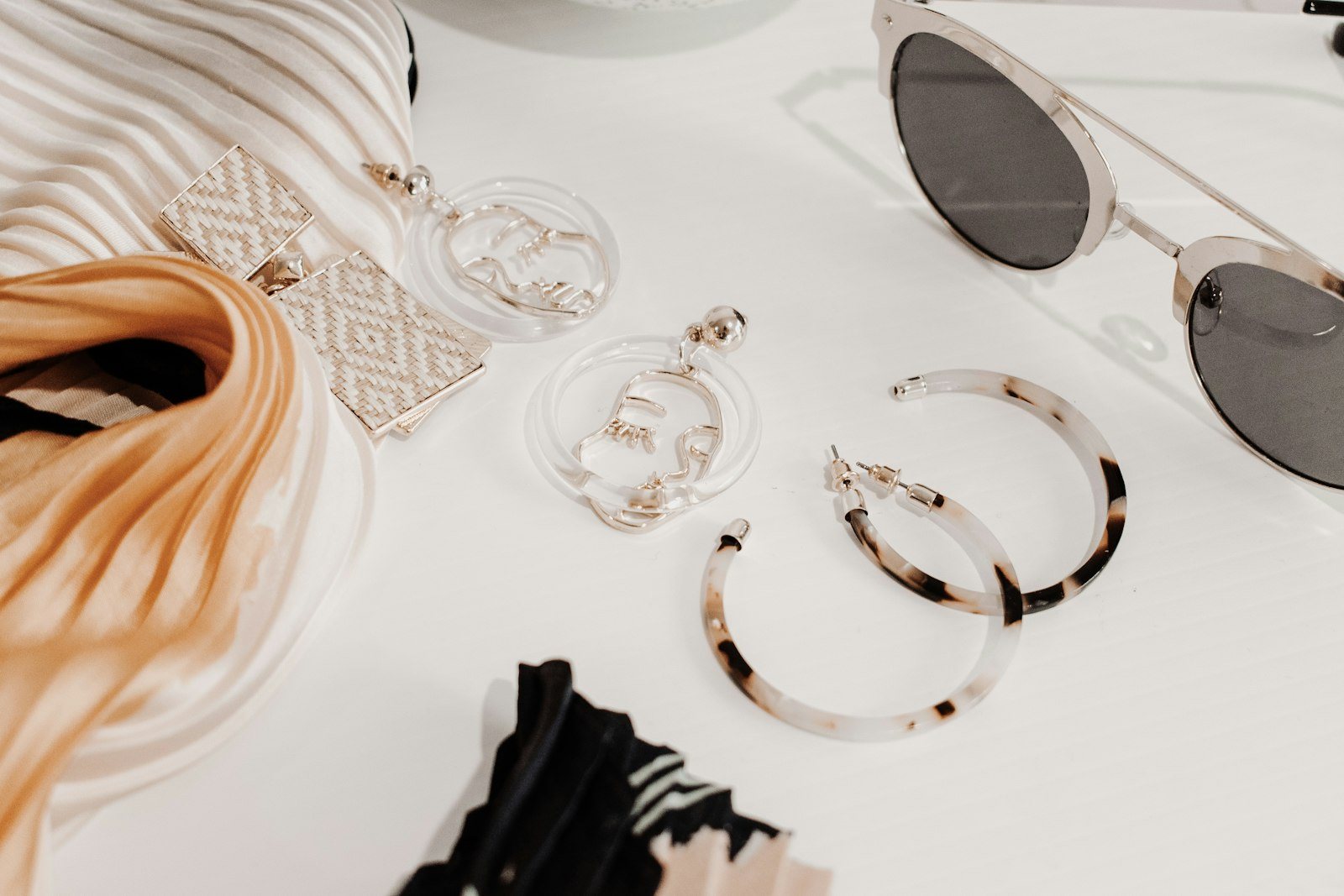 Zonnebril, oorbellen en andere accessoires op tafel