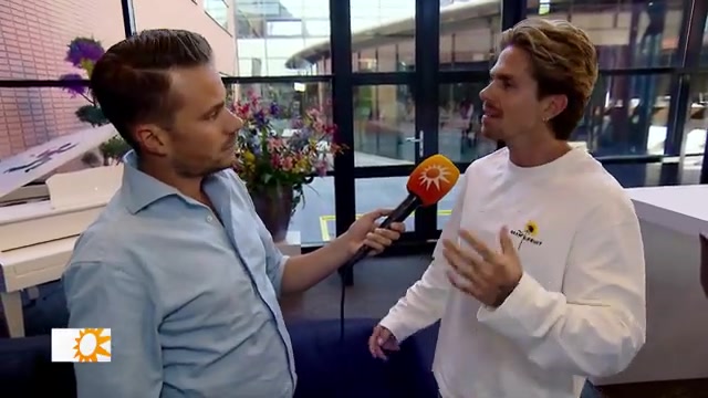 André Hazes in gesprek met een verslaggever van RTL Boulevard