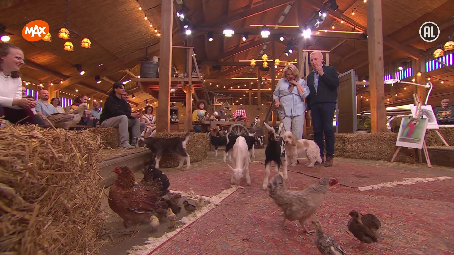 Janny van der Heijden en André van Duin tussen de dieren in een schuur in Beestenboel