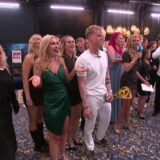 Deelnemers van De Bondgenoten juichen in de loods tijdens de livestream op de avond van het Gouden Televizier-Ring Gala 2026