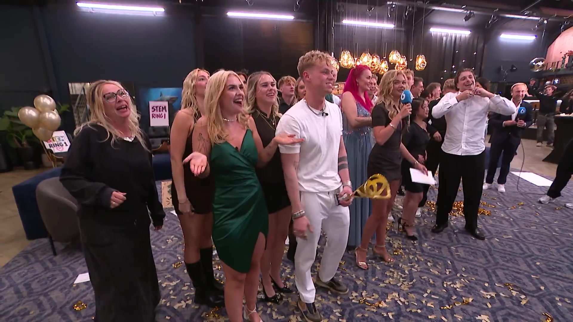 Deelnemers van De Bondgenoten juichen in de loods tijdens de livestream op de avond van het Gouden Televizier-Ring Gala 2026