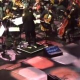 Anouk zingt op het podium van de Ziggo Dome met het Metropole Orkest achter zich