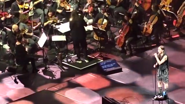 Anouk zingt op het podium van de Ziggo Dome met het Metropole Orkest achter zich
