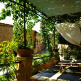 Zonnig terras van een Spaanse bed and breakfast met twee stoelen