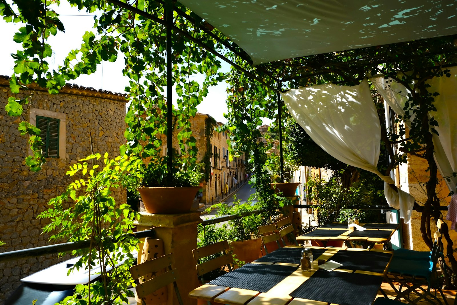 Zonnig terras van een Spaanse bed and breakfast met twee stoelen