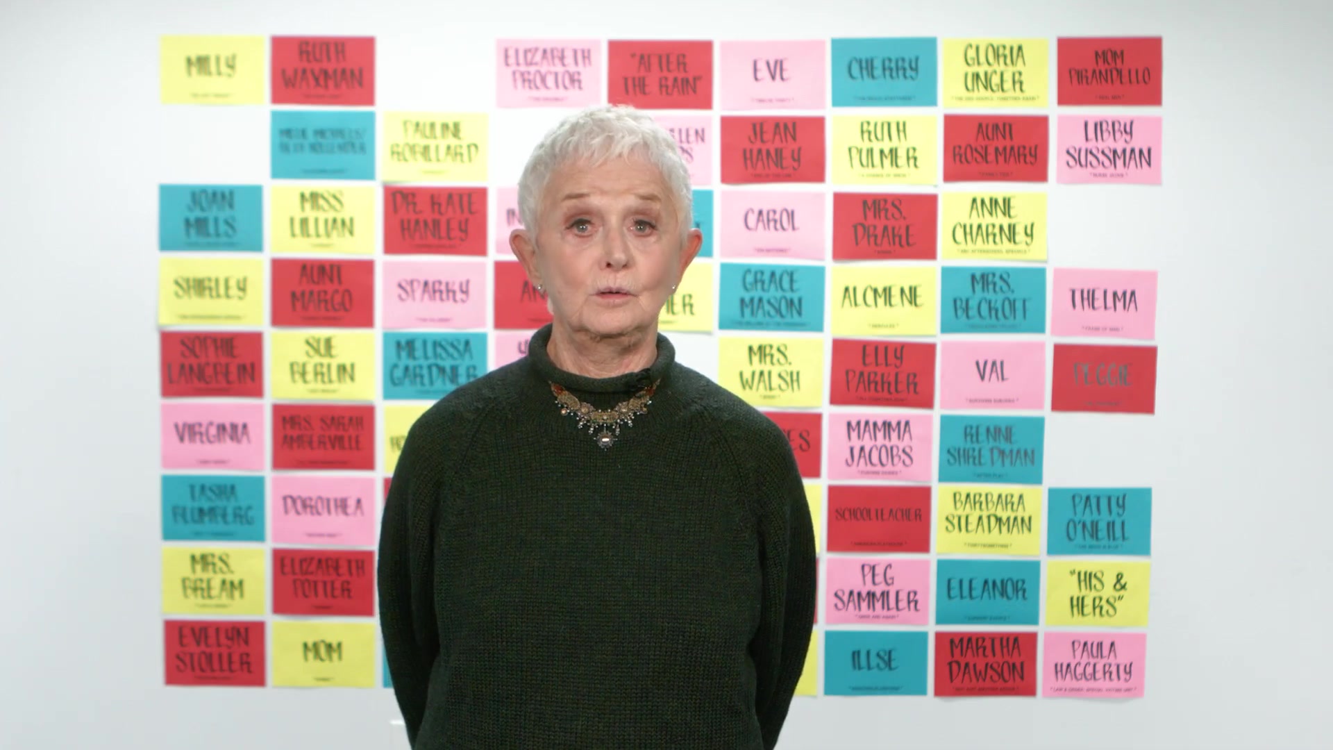 Actrice Barbara Barrie voor een muur met de namen van haar rollen