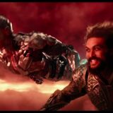 Cyborg en Aquaman vliegen door een rode lucht in Justice League uit 2017