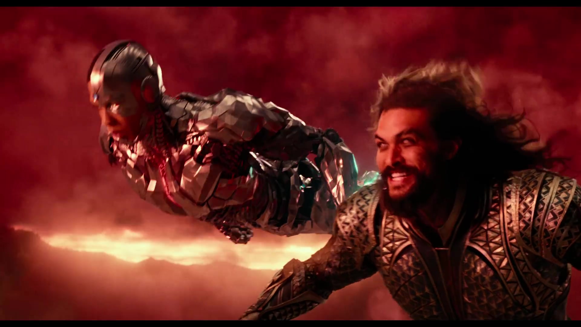 Cyborg en Aquaman vliegen door een rode lucht in Justice League uit 2017