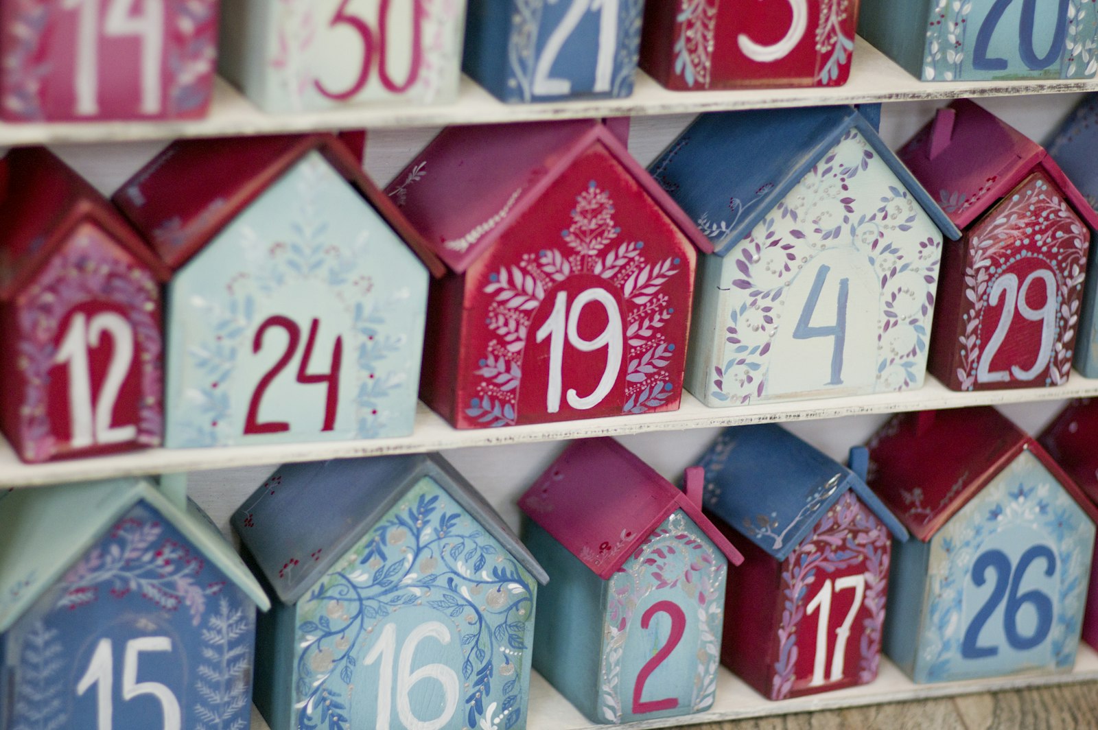 Geopende vakjes van een adventskalender op een tafel