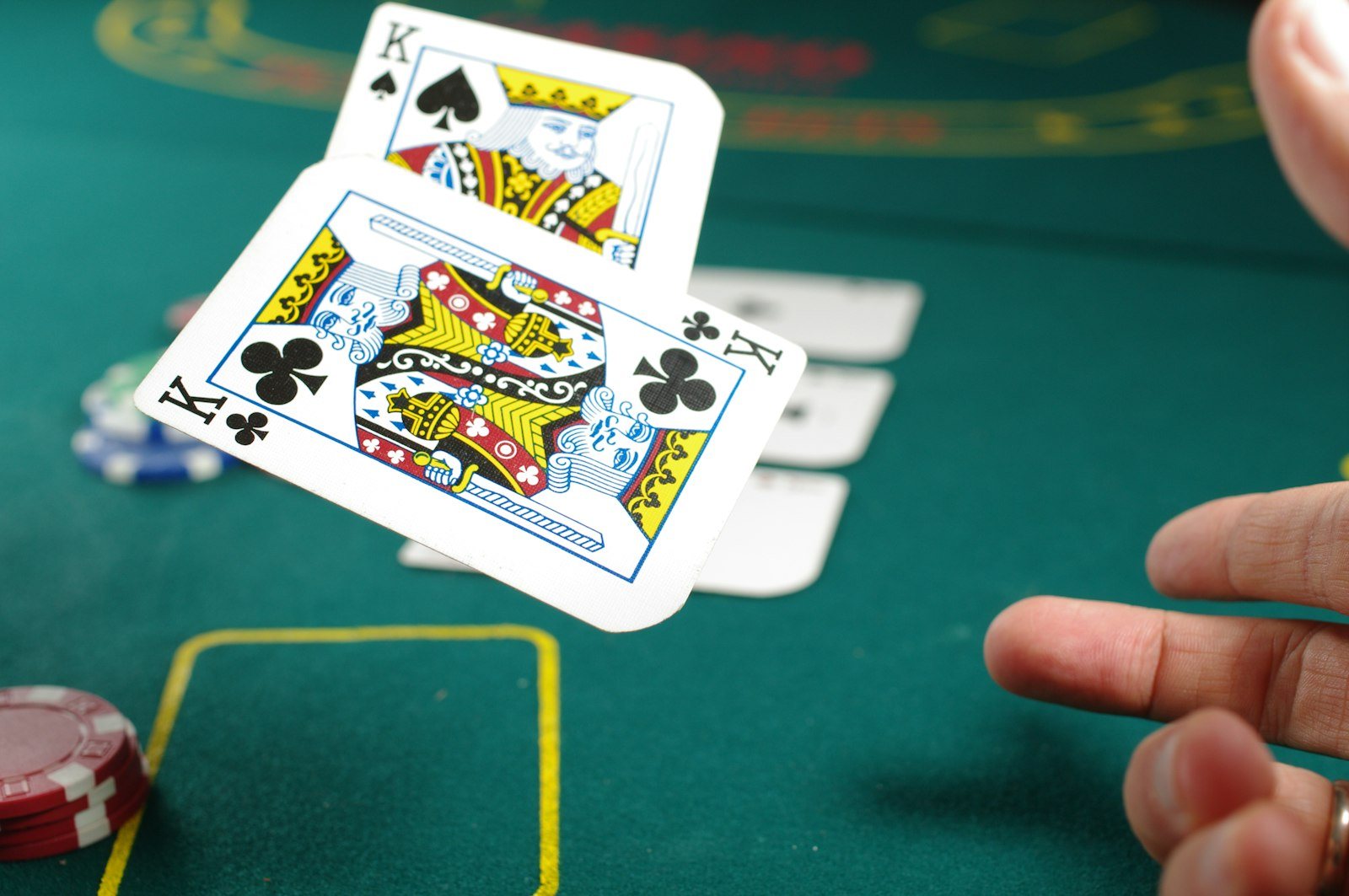 Kaarten worden gedeeld aan een blackjacktafel