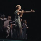 Céline Dion zingt tijdens een concert in Parijs in 2026